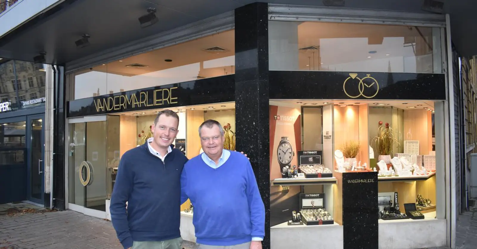 Louis en zijn vader voor Juwelier Vandermarliere